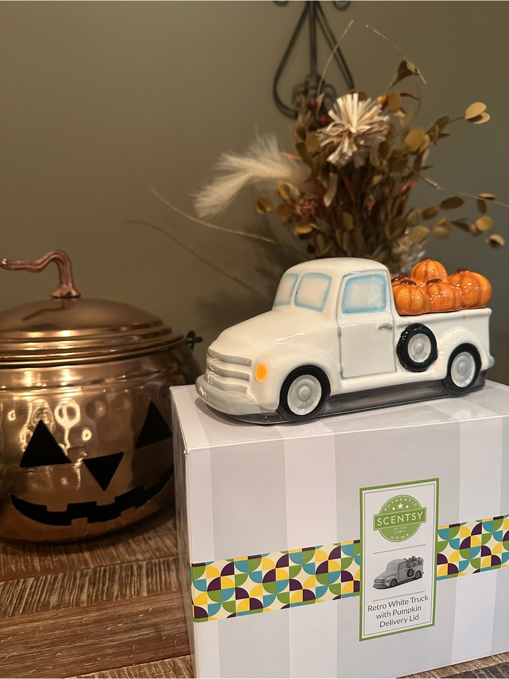 Scentsy White Ceramic Retro Truck warmer/Pumpkin delivery